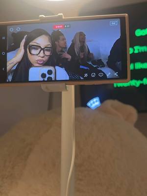 A post by @selenaaryanaa on TikTok caption: these mfs in the back doing karaoke n shi 😂 twitch: selenaaryana