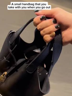 A post by @hanfu59 on TikTok caption: #CapCut Black bags are always versatile 🖤🖤#black i love black #lifehacks #bags #handbag 