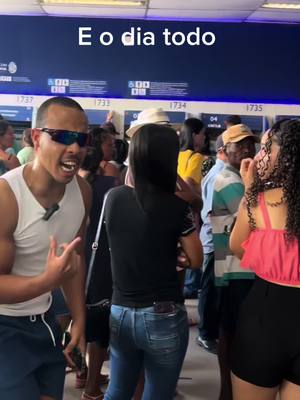 A post by @reinaldoo on TikTok caption: Quem? 😂 #surradetoma #carnaval @Léo Santana 