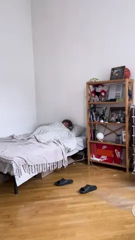 A post by @lesfleuresss on TikTok caption: Блін, ну запізнився і запізнився, ніякий друг не вартує електростанка Philips OneBlade 360, бо друг не поголить мені будь-що і будь-де, без порізів і подразнень. Одне лезо служить до 4 місяців – я навіть не пам’ятаю, коли востаннє його міняв! Шикарна зручна річ! #PhilipsOneBlade #OneBlade #гоління #щетина #борода #ГолиВолоссяАНеШкіру #реклама