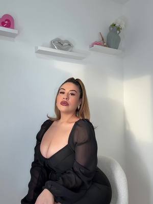 A post by @lovelyliss3 on TikTok caption: Mera actitud 🖤✨💋