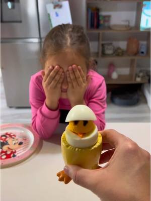 A post by @losrikifamily on TikTok caption: ¡Rikiños! 🐥  Hoy con Gisela hemos convertido un huevo cocido en un pollito irresistible 🤤  ¿Quién dijo que comer no puede ser divertido? 😏  Cocina creativa nivel mamá pro 💪  Pruébalo y prepárate para ver a los peques devorarlo sin quejas 🥰 #PollitoRico #CocinaCreativa #RikiñosAlAtaque #ComerJugando #recetafacil #recetasfaciles 