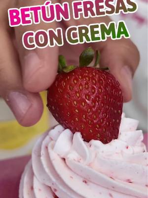 A post by @decorandopasteles on TikTok caption: El betún más esperado 🤭🍓 betún de fresas con crema!! 🤩💖 una delicioses!!! hecho con mi crema favorita de @Chantilly 🙌🏻 espero que les guste mucho la receta 😋 Comenta aquí abajo ¿qué otro pastel te gustaría ver? 👀 #comohacerbetundefresasconcrema #betunfresasconcrema #betunfresas #betunfresa #fresasconcrema #fresas #crema #chantilly #pastelovers #danyorsan #decorandopasteles #saludosazucarados✌️💖