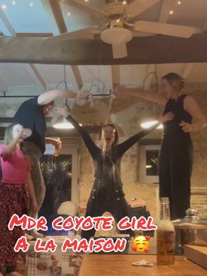 A post by @famillefavorelalicia on TikTok caption: Quand la musique de coyote girl retenti 😂😅🥰 #coyotegirls #famille #mdr #fou #table #eau #drole #pourtoi 