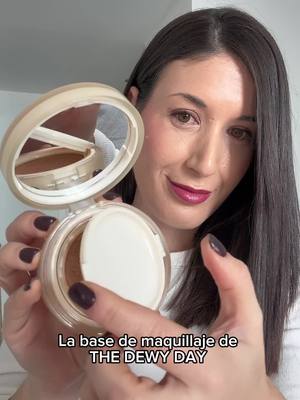 A post by @maria.nordichouse on TikTok caption: THE DEWY DAY el truco de las coreanas para conseguir un look de Glass skin en 1 minuto ✨ Si buscas una base que aporte una cobertura ligera ,unifique el tono de la piel, hidrate, luminosa, que no marque  las líneas de expresión 🤭 con protección solar 30.  ES PARA TI ❤️ además es fácil de aplicar, es una pasada 😍 He hecho el makeup con solo 3 productos:  1️⃣ The dewy Day N2c  2️⃣ The multibalm Berry beautiful: este bálsamo lo puedes utilizar como sobra de ojos, colorete y pintalabios 3️⃣ The mist have: bruma facial con ácido hialurónico y lavanda, sella el maquillaje y refresca  la piel 😏 Conseguirás una piel de cristal en 1 minuto ✨@Yepoda  #yepoda#kbeauty #parati #fyp#trucosmaquillaje #maquillajetips 