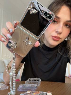 A post by @lilyslilah on TikTok caption: plus y’a d’accessoires plus je suis contente mdrr #samsungzflip #coquesamsung #samsung #coque #phoneaccessories #accessoires @Samsung France 