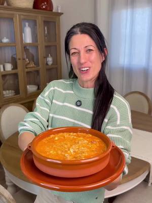 A post by @cocinaconnoelia on TikTok caption: SOPA CASTELLANA. Receta Tradicional. Ingredientes (para 4 personas): - 5 dientes de ajo - 200 g de pan del día anterior (mejor si es pan rústico) - 100 g de jamón serrano en taquitos - 1 cucharadita de pimentón dulce - 4 huevos - 1,5 litro de caldo de carne - Aceite de oliva - Sal al gusto Elaboración: - Corta el pan en rebanadas. - Pela y corta los ajos en láminas finas. En una cazuela grande, calienta el aceite de oliva a fuego medio y sofríe los ajos hasta que estén dorados, pero cuidado de que no se quemen. - Incorpora los taquitos de jamón serrano y sofríelos brevemente. Añade el pimentón dulce, removiendo rápidamente para que no se queme y enseguida echa el pan. Remueve bien para que el pan se impregne del aceite y se tueste ligeramente. - Agrega el caldo de carne. Lleva a ebullición y después baja el fuego. Deja que la sopa cueza a fuego lento durante unos 10 minutos, removiendo ocasionalmente. - Añade los huevos directamente en la sopa. Apaga el fuego y deja que las claras se cocinen con el calor residual, removiendo suavemente. La yema debe quedar líquida. Sirve la sopa bien caliente en cazuelas individuales. #sopacastellana #sopa #recetasfaciles #casero #recetatradicional #cocinacasera #cooking #cocinafacil 