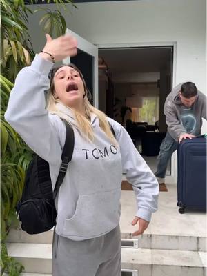 A post by @lelepons on TikTok caption: When Tiktok came back / Cuando volvió Tiktok 🙏🏼😂 