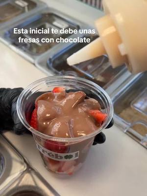 A post by @v_galilea on TikTok caption: Esta inicial te debe unas fresas con chocolate, etiquétalo! 🍓🍫 #trebol #fresasconchocolate #fresitas #fresa #🍓 #guadalajara #inicial #fyp 