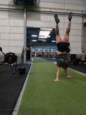 A post by @mo_crossfitgirl on TikTok caption: #gymgirl #fyp #crossfit #handstand #handstandwalk 