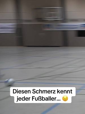 A post by @quallexd001 on TikTok caption: Ist es euch auch schon passiert? 😣⚽️ #qualle👑 #fyp #schiedsrichter #fussballer #hallenfussball #hallenturnier #kinderfussball #jugendfussball #foulspiel #kreisligamomente #kreisligalegende #verletzung #traum #ziel #dfb 