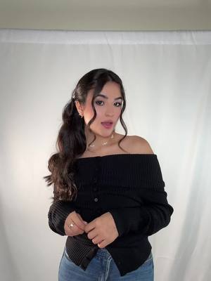 A post by @yaraaziz on TikTok caption: و اخيرا بعد ناقص الجائزة👀 الساعة ٨:٣٠ بتوقيت دبي على @TikTok LIVE  #yara_aziz #يارا_عزيز #دبي #arabcomedy #TiktokAwards 