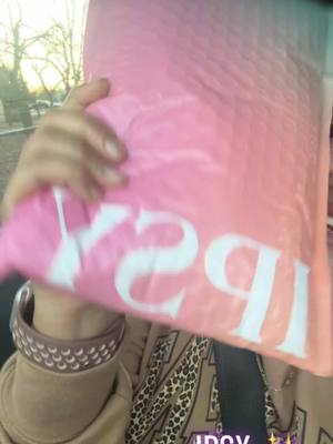 A post by @fabiolaluna92 on TikTok caption: IPSY Glambag Me Encanta mi bolcita 💕😃💕#fyp#fypシ#parati#paratiiiiiiiiiiiiiiiiiiiiiiiiiiiiiii#foryou#fabis#fabiolaluna92#fypage#fyyyyyyyyyyyyyyyy#fypツ#fypviraltiktok🖤シ゚☆♡#fyppppppppppppppppppppppp#foryourpage#paratupagina#bendiciones🌹❤️🙌🏻🙌🏻🙏#tx#ipsy#ipsybag 💕