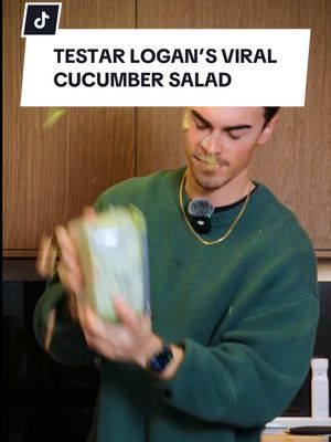 A post by @ifilip24 on TikTok caption: Testar @Logan Virala Cucumber Salad 🥒🍣🥯👀 Se hela videon där jag testar olika virala TikTok recept på min YouTube!❤️  #cucumbersalad #viral #salmonbagel #filiptestar 