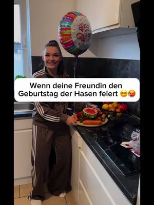 A post by @manja_faiez on TikTok caption: Wie würdet ihr reagieren?🤣🥵#fyp #foryouupage ##typischfrau #typischmann #nomobbing #justtfgorfun#couplecomedy #funnyvideos#fypシ #fypage #fürdich #goviral #viralvideo #viraltiktok#nehmtesmithumor