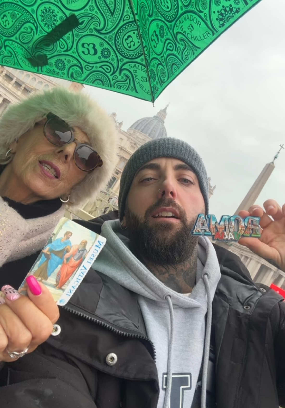 A post by @leooo.mg on TikTok caption: La etapa de viajar con tu madre… nunca te la saltes. ROMA 2025. #roma #2025 #italia #tattoo #tattooboy #vacaciones #humor #happy 