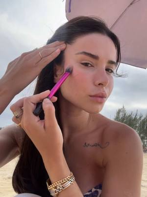 A post by @brunapgo on TikTok caption: Para quem gosta de make praia mais natural a nossa base “REFRESH” e a máscara de sobrancelha (resistente à água) são perfeitos. 