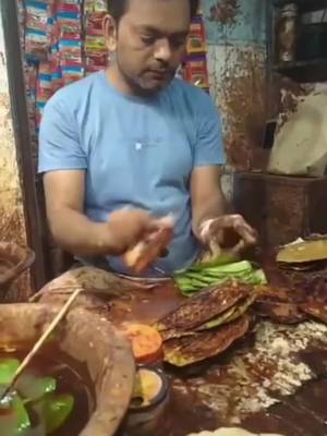 A post by @b.a.k.i11 on TikTok caption: Cuisine de rue indienne au niveau suivant. #indianstreetfood #fyp #gohungry #weird #reels#CapCut 