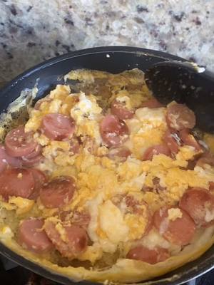 A post by @poopymia_ on TikTok caption: ayuda gente #huevos #cocina 