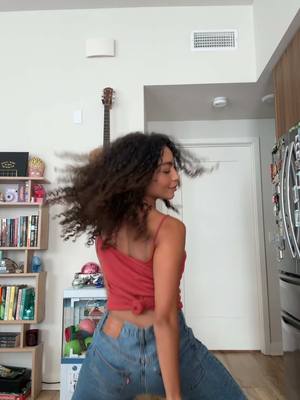 A post by @anygabriellyofficial on TikTok caption: dançadinha rápida antes do estúdio 