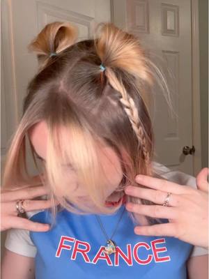 A post by @thestephseries on TikTok caption: 30 days of the EASIEST 5 min short hairstyles for you… #hairtok #shorthair #fypage #bob #stephhair #viral #trending 