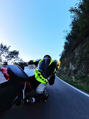 A post by @mori660s on TikTok caption: Priorizando🤓🥵🏍 #fyp #parati #asturias #triumph #biker #motorcycle 