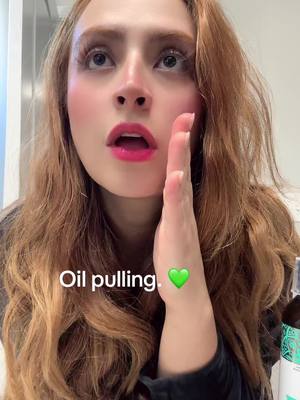 A post by @chappis26 on TikTok caption: Ordena ya! 💚  #oilpulling #extracciondeaceite #teethcare #dentalhygienist #dental #dientesblancos #dientes #parati #latinatok @GuruNanda LLC @Elizabeth 