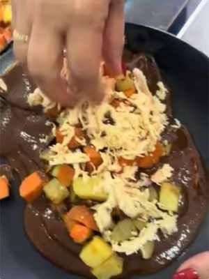 A post by @joelia.diaz on TikTok caption: ENCHILADAS VEGETARIANAS DE MOLE O ENMOLADAS🍛@Joan Diaz @Jordy Diaz @Angel Díaz #comida#mole