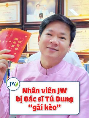 A post by @drdung_jw on TikTok caption: Bác sĩ Tú Dung lì xì túi mù độc lạ cho nhân viên Bệnh viện JW phần 1#BenhvienJW #BacsiTuDung #fyp #tiktok #xuhuong #tet2025 #happynewyear #lamdep #trend #blindbox #tuimu