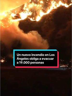 A post by @elespanolcom on TikTok caption: Un nuevo incendio sin control y de rápido avance estalló este miércoles en el condado de Los Ángeles, forzando la evacuación de miles de personas, después de días lucha contra la ola de fuegos devastadores que se cobró la vida de al menos 28 personas. #losangeles #fuego #incendio #Hughes #california