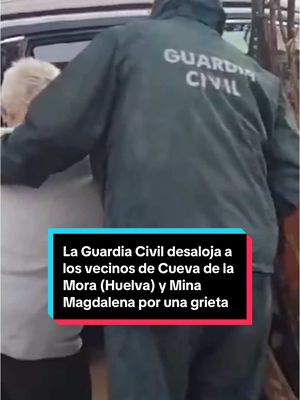 A post by @elespanolcom on TikTok caption: Los vecinos de la pedanía de Cueva de la Mora, perteneciente a la localidad de Almonaster la Real (Huelva), y los trabajadores de Mina Magdalena han sido desalojados de forma preventiva tras detectarse una grieta en el embalse Monte Félix-Toril. La Junta de Andalucía ha elevado el Plan ante el Riesgo de Inundaciones en Andalucía (PERI) a fase de emergencia. El centenar de desalojados se encuentra en Almonaster. #inundaciones #embalse #huelva #guardiacivil #cuevadelamora #minamagdalena