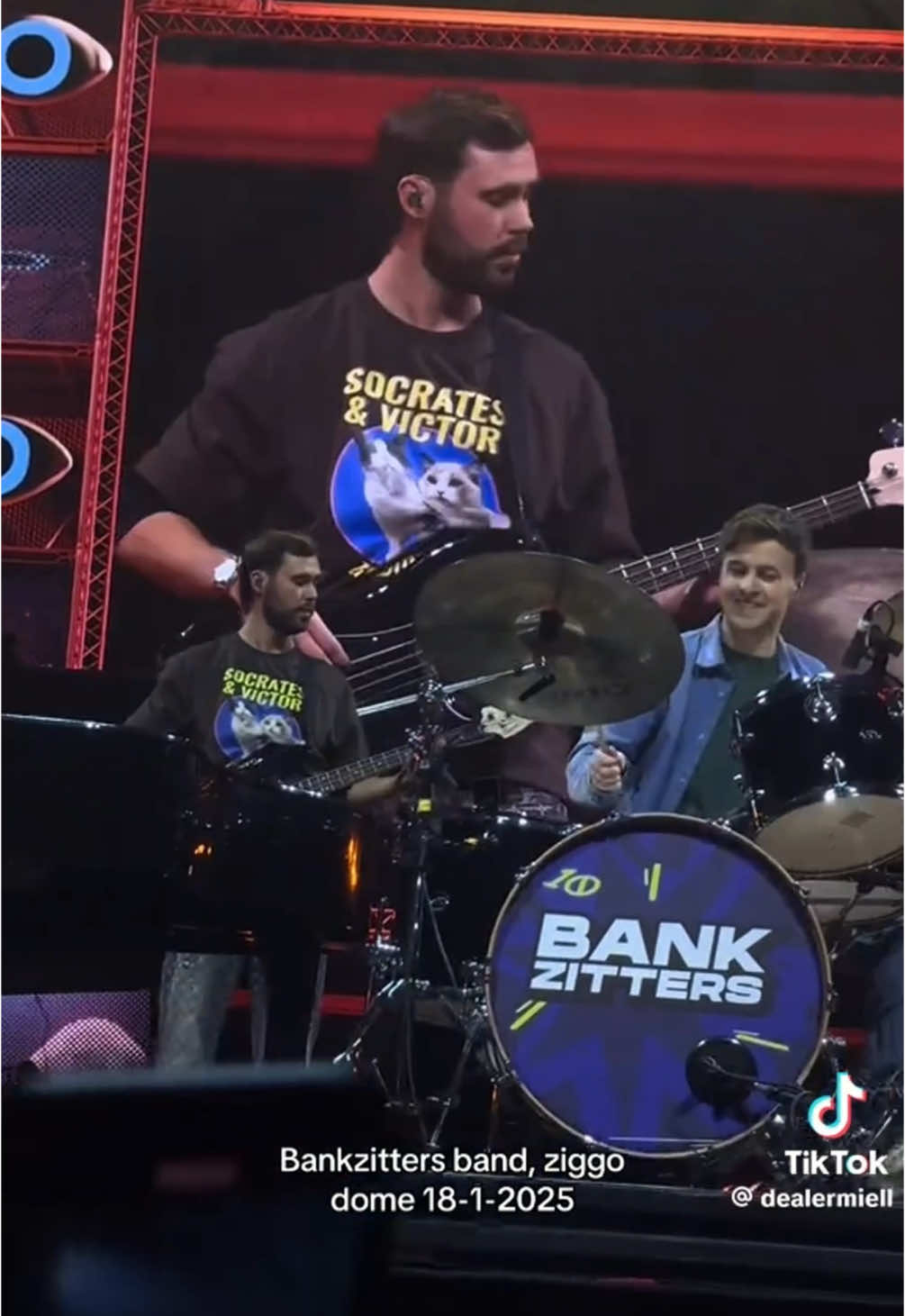 A post by @robbievandegraaf on TikTok caption: “Mijn Roland TD4 drumstel.”