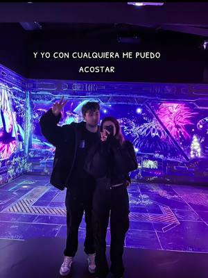 A post by @vekhu_ on TikTok caption: @urdamaxSAD te amo mucho 🖤 #greenscreen #baileinolvidable #trendy #badbunny #benito #couple #goals #bf #xybca #foryouu #fyp #parati 