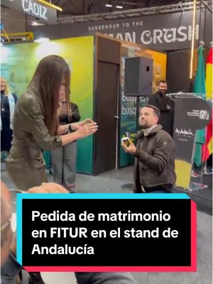 A post by @elespanolcom on TikTok caption: Pedida de matrimonio en FITUR: David, un empresario sevillano se arrodilla ante su novia Paloma en el stand de Andalucía #fitur #ifema #andalucia #matrimonio #boda #siquiero #novios #pareja