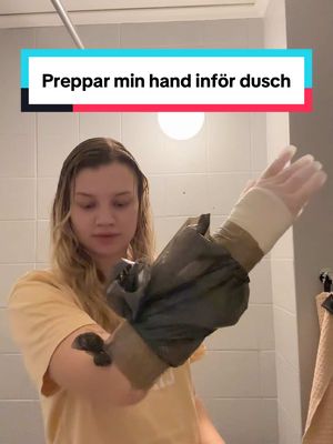 A post by @julias.2001 on TikTok caption: Vilken kreativ tiktokare jag är som gör content när jag ska duscha med gipsad hand hahahah 🥲🥲 #foryoupage #foryou 