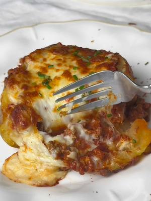 A post by @louloukitchen_ on TikTok caption: PATATA LASAGNA  Ingrédients :  Merci @Anthea Pour l’inspiration🧡 Pour 3  Une grosse pomme de terre par personne 300g de viande hachée  1 oignon rouge  1 gousse d ail  Un pot de sauce tomate  1 cas de concentré de tomate  1 cas de sucre  Sel poivre cumin  Mozarella Rapée  Béchamel : mélangez 50g de beurre fondu avec 50g de farine, 500ml de lait un peu de noix de muscade et remuez jusqu’à épaississement  Cuisson : pomme de terre emballée dans papier cuisson 1 h à 180  Puis remettre à cuire avec la viande béchamel fromage 12 min à 200 #jacketpotato 