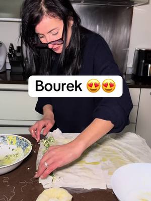 A post by @duo.merefille on TikTok caption: Vous validez cette recette exprès ou pas ?? Pâte filo épinards fêta et de l’huile d’olive. Simple efficace #recette #recettefacile #recetterapide #recettesimple #turque #serbe #bourek 