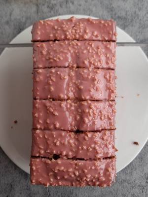 A post by @on_est_gourmands on TikTok caption: Cake citron 🍋  Ruby 4 œufs  150g de beurre fondu Zeste et jus d'un citron  150 g de sucre  150g de crème entière  220g de farine  20g de poudre de framboises  8 g de levure chimique  Mélanger le sucre avec les zestes, ajouter le jus de citron, incorporer la crème, les œufs et le beurre fondu  Ajouter la farine et la levure  Diviser la pâte en deux et ajouter la poudre de framboises  Cuisson 170ºC environ 1hr Glaçage : 100g de chocolat ruby  15g d'huile neutre  20g d'amandes  🇬🇧 Lemon Cake 🍋 Ruby 4 eggs 150g melted butter Zest and juice of one lemon 150g sugar 150g whole cream 220g flour 20g raspberry powder 8g baking powder Mix the sugar with the zest, add the lemon juice, incorporate the cream, eggs and melted butter Add the flour and baking powder Divide the dough in two and add the raspberry powder Cooking 170ºC about 1hr Icing: 100g ruby ​​chocolate 15g neutral oil 20g almonds