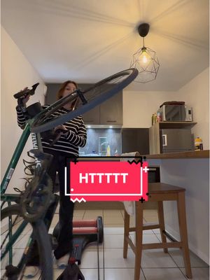 A post by @laura_lavry on TikTok caption: De retour sur l’Ht 🫶🏻😶‍🌫️  #ht #rouleau #flemme #force #hiver #entrainement #velocracra #spe #alamaison #faitnuit #velo #cycliste #Vlog 