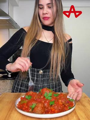 A post by @recetacubana on TikTok caption: No hay nada como unas albóndigas caseras, suaves por dentro, con un toque especial que las hace únicas. Esta receta no solo es fácil de hacer, sino que incluye un par de secretos que llevarán tus albóndigas a otro nivel. ¡Prepárate para sorprender a tu familia con este clásico lleno de sabor! Receta Completa de Albóndigas Caseras Ingredientes: Para las albóndigas: 500 g de picadillo de carne (res, cerdo o mixto). 1 huevo. ½ cebolla (finamente picada o triturada). 2 dientes de ajo (finamente picados o triturados). 1 puñado de perejil fresco (picado). 1 taza de pan rallado. ¼ taza de leche. Sal y pimienta al gusto. Harina (para enharinar las albóndigas). Para la salsa: 2 dientes de ajo (picados). ½ cebolla (picada). 1 zanahoria (rallada o en rodajas finas). 1 taza de tomate triturado o puré de tomate. ½ taza de vino blanco. 1 cucharadita de orégano. 1 hoja de laurel. 1 cucharadita de azúcar. Sal y pimienta al gusto. 1 taza de caldo o agua. Preparación: Prepara las albóndigas:En un recipiente, mezcla el picadillo con el huevo, la cebolla, el ajo y el perejil. Añade el pan rallado, la leche, sal y pimienta. Mezcla todo muy bien hasta obtener una masa homogénea. Forma bolitas de tamaño uniforme y pásalas por harina, retirando el exceso. Sella las albóndigas:En una sartén caliente con un poco de aceite, sella las albóndigas por todos los lados hasta que estén doradas. Retíralas y resérvalas. Prepara la salsa:En la misma sartén, sofríe el ajo y la cebolla hasta que estén tiernos. Añade la zanahoria rallada o en rodajas y cocina por 2-3 minutos. Incorpora el vino blanco y deja reducir por un par de minutos. Agrega el tomate triturado, orégano, laurel, azúcar, sal y pimienta. Cocina a fuego medio durante 5 minutos. Cocina las albóndigas:Vierte el caldo o agua en la salsa, mezcla bien y añade las albóndigas selladas. Cocina todo junto a fuego bajo durante 5 minutos más, asegurándote de que las albóndigas absorban el sabor de la salsa. Sirve y disfruta:Retira la hoja de laurel antes de servir. Acompaña las albóndigas con arroz, puré de papas, pasta o simplemente con un buen pan. Estas albóndigas caseras son perfectas para compartir en familia, con una salsa que realza cada bocado. Prepáralas hoy y sorprende a todos con este plato reconfortante y lleno de sabor. ¡Atrévete a hacerlas y cuéntame qué te parecieron! Ofertas de la semana aCuba:  ¡Barato  y SABROSO! 🤤🇨🇺 Los tuyos no tienen que moverse porque Mercado aCuba  tiene Entrega a Domicilio 🛵🏡 Con el sabor que ellos necesitan, al  mejor precio para ti 😋 💰 Café / $4.49 La Llave, que despierta a los tuyos Oferta San Valentín / $32.99 Vino, perfume y bombones: esto enamora Albóndigas de res / $2.69 300 g de proteína de la buena. Pollo / $10.60 Bolsa de 8 a 9 lb, para que alcance bien *Hasta agotar existencias #comidacasera #comidacubana @acuba.oficial #albondigas #recetasfaciles #cocinando #recetas #publi