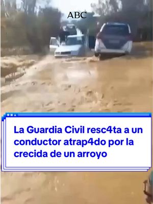 A post by @abc.es on TikTok caption: ❗️ Agentes del SEPRONA han rescatado a un conductor atrapado por la crecida del arroyo Santa María en Almonte, Huelva. El conductor del vehículo fue puesto a salvo tras quedar su coche inundado. #GuardiaCivil #coche #Huelva #arroyo 