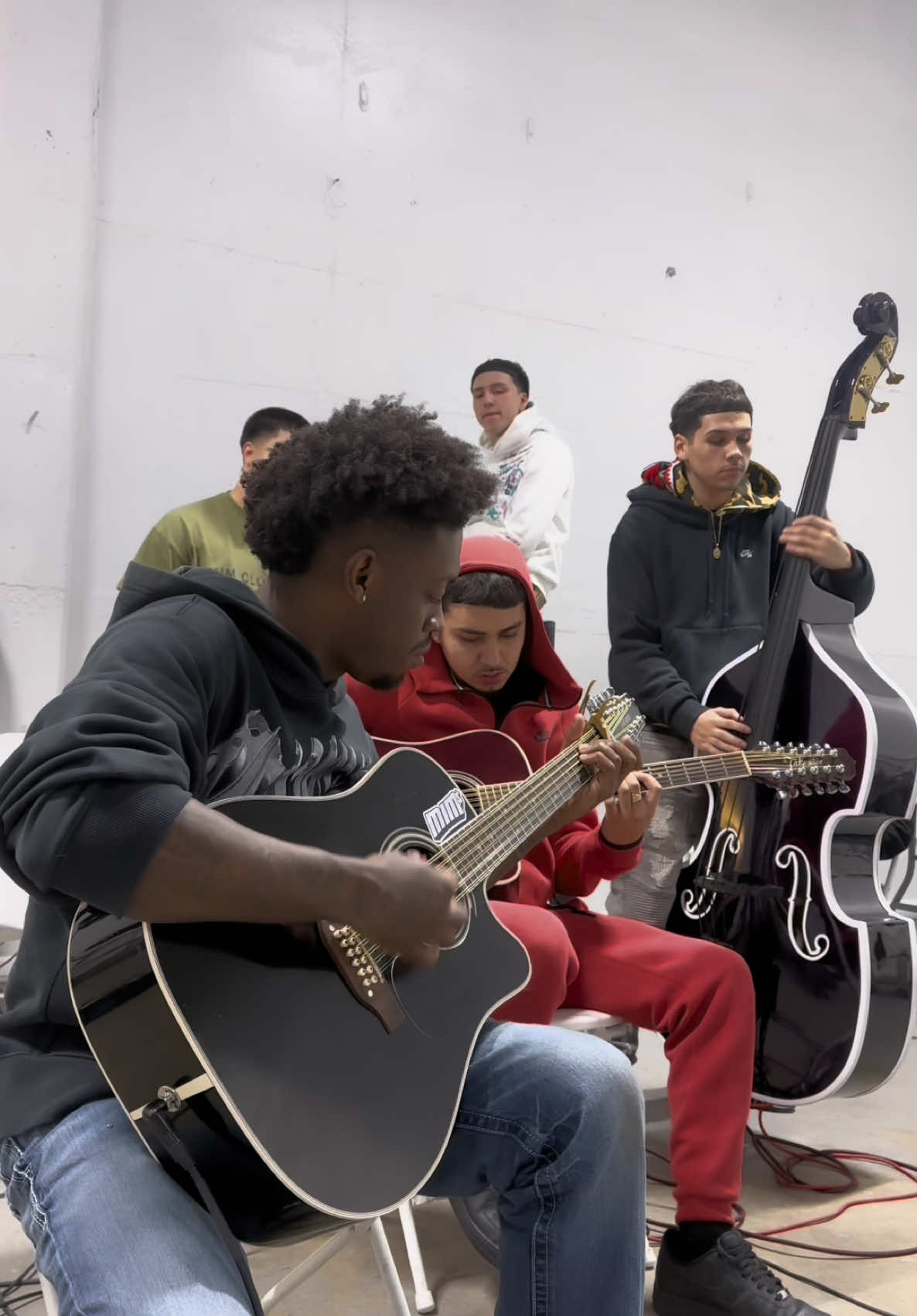A post by @hbkjemmiel on TikTok caption: PRIMO • @TITODOUBLEP👹🖤 @Natanael Cano 🎻 @analysticsss 🎸 @peazzz3 #fyp #parati #requinto #corridos #requintoschingones #corridostumbados #tololoche #primo #titodoublep #natanaelcano #incomodo #hbkjemmiel #mightdeletelater 