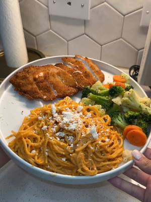 A post by @itzelcastanova on TikTok caption: Pollo empanizado con spaghetti de tomate en crema😋♥️ #DinnerIdeas #dinner #fyp #foryoupage #cooking #cookwithme #myway #pollo #spaghetti 