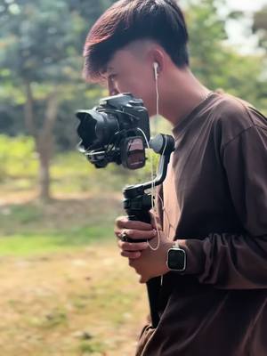 A post by @ on TikTok caption: អ្នកពេញចាំទទួលពួកគាត់ផង 