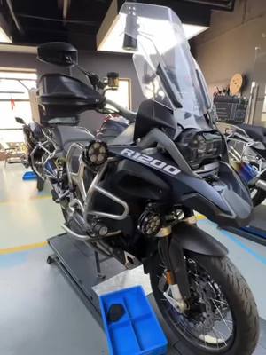 A post by @yijian33 on TikTok caption: Immersive experience BMW 1250GS modification#motorcycle #moto #bmwmotorsport #motor #fypシ 