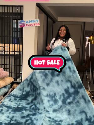 A post by @sannyselected_us22 on TikTok caption: Non-slip Fluffy Area Rug #sannyselected #homegoodthing #tiktokmademebuyit #spotlight #softrug #newyear 