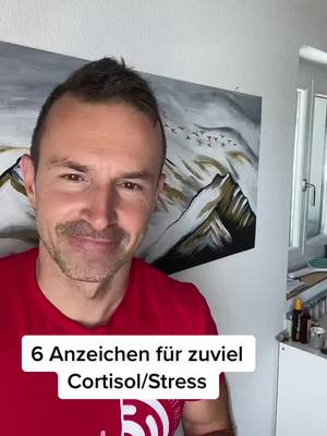 A post by @levelupyourbody on TikTok caption: Zu viel Stress? 😵‍💫 Hier sind 5 Anzeichen, dass dein Stresslevel zu hoch ist – und was du dagegen tun kannst: 1️⃣ Schlechter Schlaf: Du kannst nicht einschlafen oder wachst ständig auf. Lösung: Entwickle eine feste Abendroutine (z. B. kein Handy 1 Stunde vor dem Schlaf) und probier Entspannungstechniken wie Atemübungen oder Meditation. 2️⃣ Ständige Müdigkeit: Egal wie viel du schläfst, du fühlst dich nie erholt. Lösung: Plane bewusste Pausen ein und achte darauf, ausreichend Wasser zu trinken – selbst kleine Dehydration verstärkt Stress. 3️⃣ Reizbarkeit: Kleine Dinge bringen dich aus der Fassung. Lösung: Baue körperliche Aktivität in deinen Alltag ein. Sport hilft, überschüssiges Cortisol (Stresshormon) abzubauen. 4️⃣ Konzentrationsprobleme: Du fühlst dich unproduktiv und unorganisiert. Lösung: Mach regelmäßige Brain-Dumps: Schreib alles auf, was dich beschäftigt, um den Kopf freizubekommen. 5️⃣ Verspannungen: Nacken, Schultern oder Kiefer fühlen sich ständig verkrampft an. Lösung: Teste progressive Muskelentspannung oder gönn dir eine Massage. Dein Körper speichert Stress, also löse die Anspannung bewusst. Kennst du diese Anzeichen? Schreib 'Stressfrei' in die Kommentare, und ich teile weitere Tipps mit dir, wie du deinen Stress in den Griff bekommst! 💆‍♂️💪