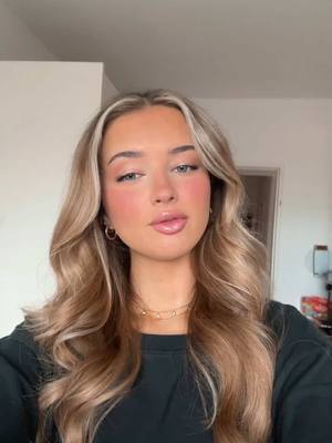 A post by @monisaofficial on TikTok caption: Alte Moni ist zurück 🤝🏽🤍 #fy #blondehair #brunettetoblonde #transition