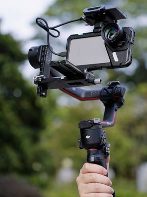 A post by @neewerofficial on TikTok caption: Pair a stabilizer with a Samsung s24 Ultra phone cage for unbeatable stability!  #neewer#samsungs24ultra #shotonphone #phonephotography #stabilizer #videokit #videography #filter #phonelens