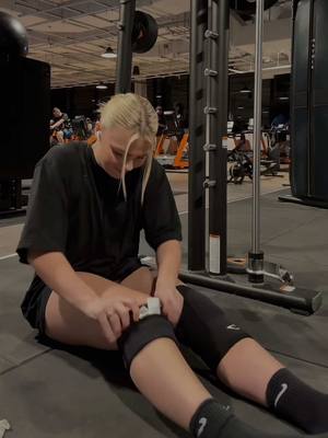 A post by @_lilouvdb on TikTok caption: #fitgirls #gym vraiment ça met la haine 